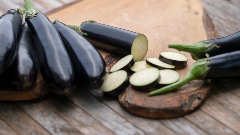 aubergines op een snijplank